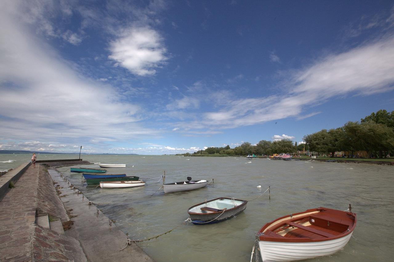 Oliver Inn Balatonlelle Exterior photo
