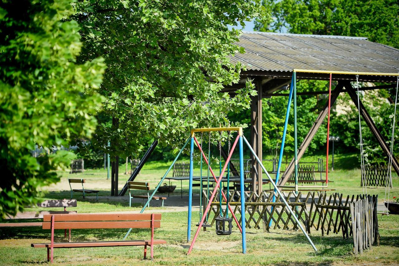 Oliver Inn Balatonlelle Exterior photo