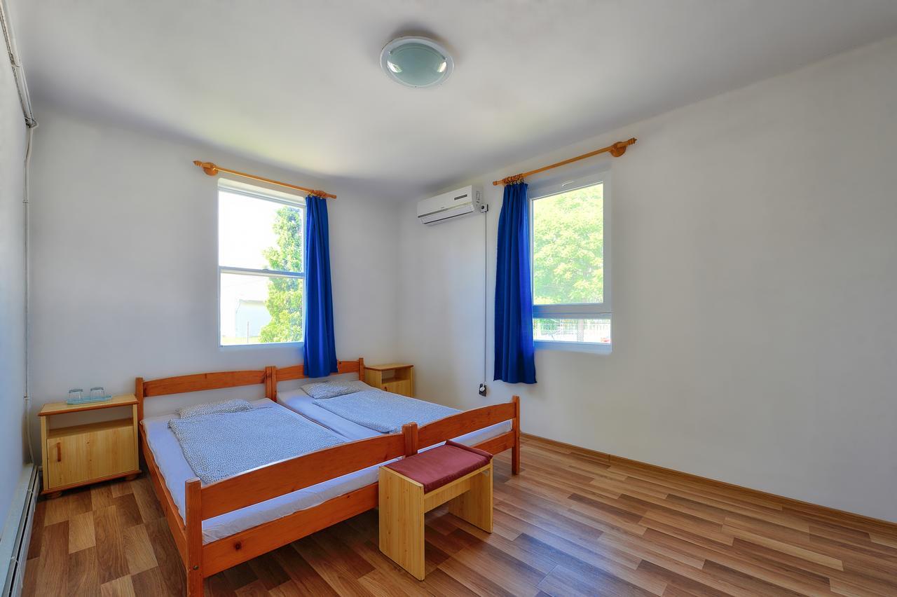Oliver Inn Balatonlelle Exterior photo